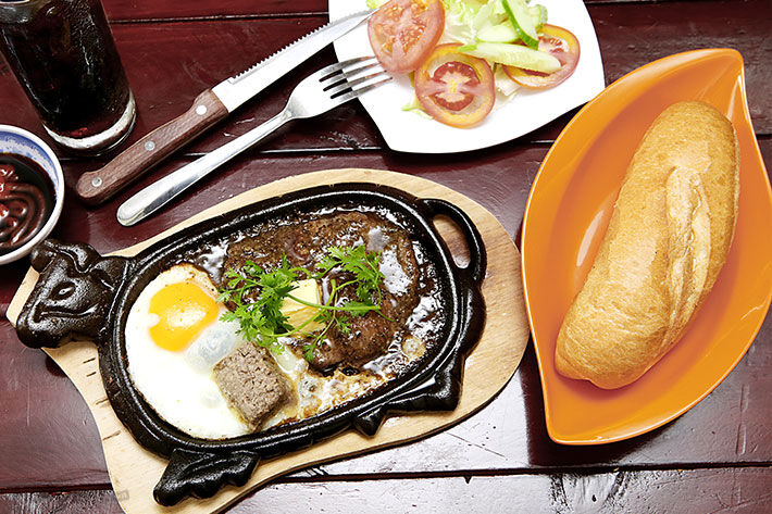 Experience Hanoi Tours with sustainable dining